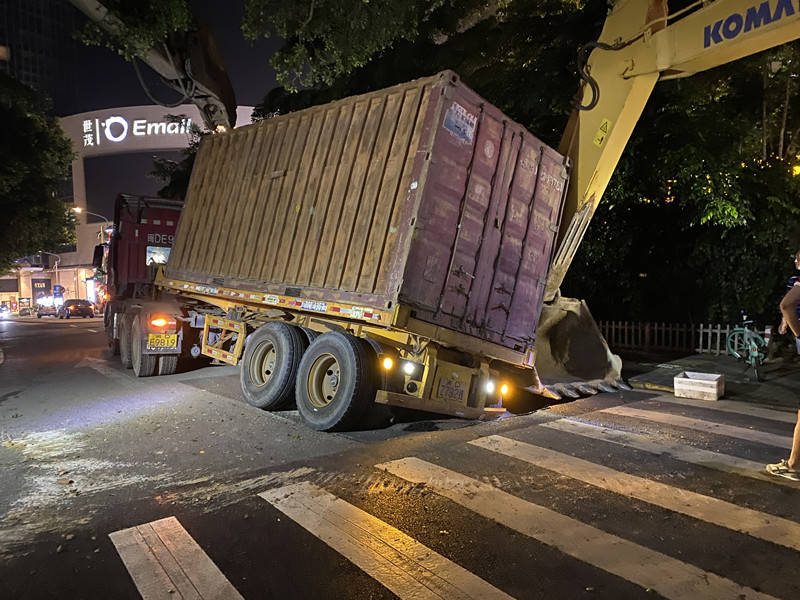 突发大学路附近路面塌陷集装箱车被卡