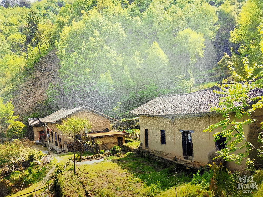 △锦屏社区的移民搬迁户以前大都生活在偏远贫困地区。这是锦屏社区居民汪显平搬迁前的老房子。（总台央视记者杨立峰拍摄）