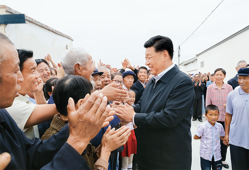 2019年8月19日至22日，中共中央总书记、国家主席、中央军委主席习近平在甘肃考察。这是21日上午，习近平在武威市古浪县黄花滩生态移民区富民新村同村民亲切交谈。 新华社记者 鞠鹏/摄