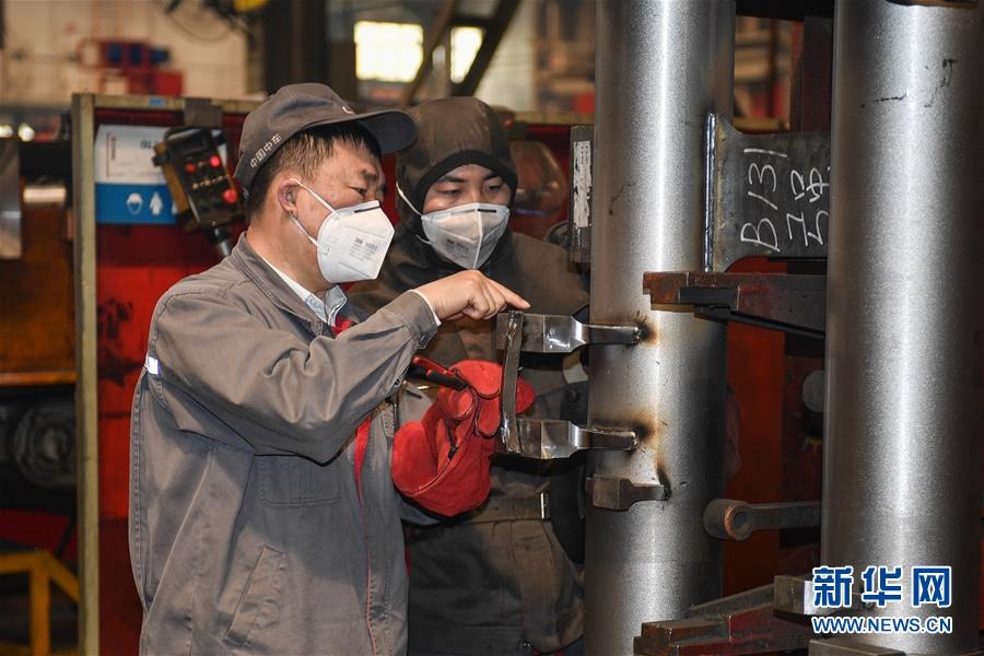 （在习近平新时代中国特色社会主义思想指引下——新时代新作为新篇章·习近平总书记关切事·图文互动）（7）汗水的味道——记录奋战在复工复产一线的劳动者