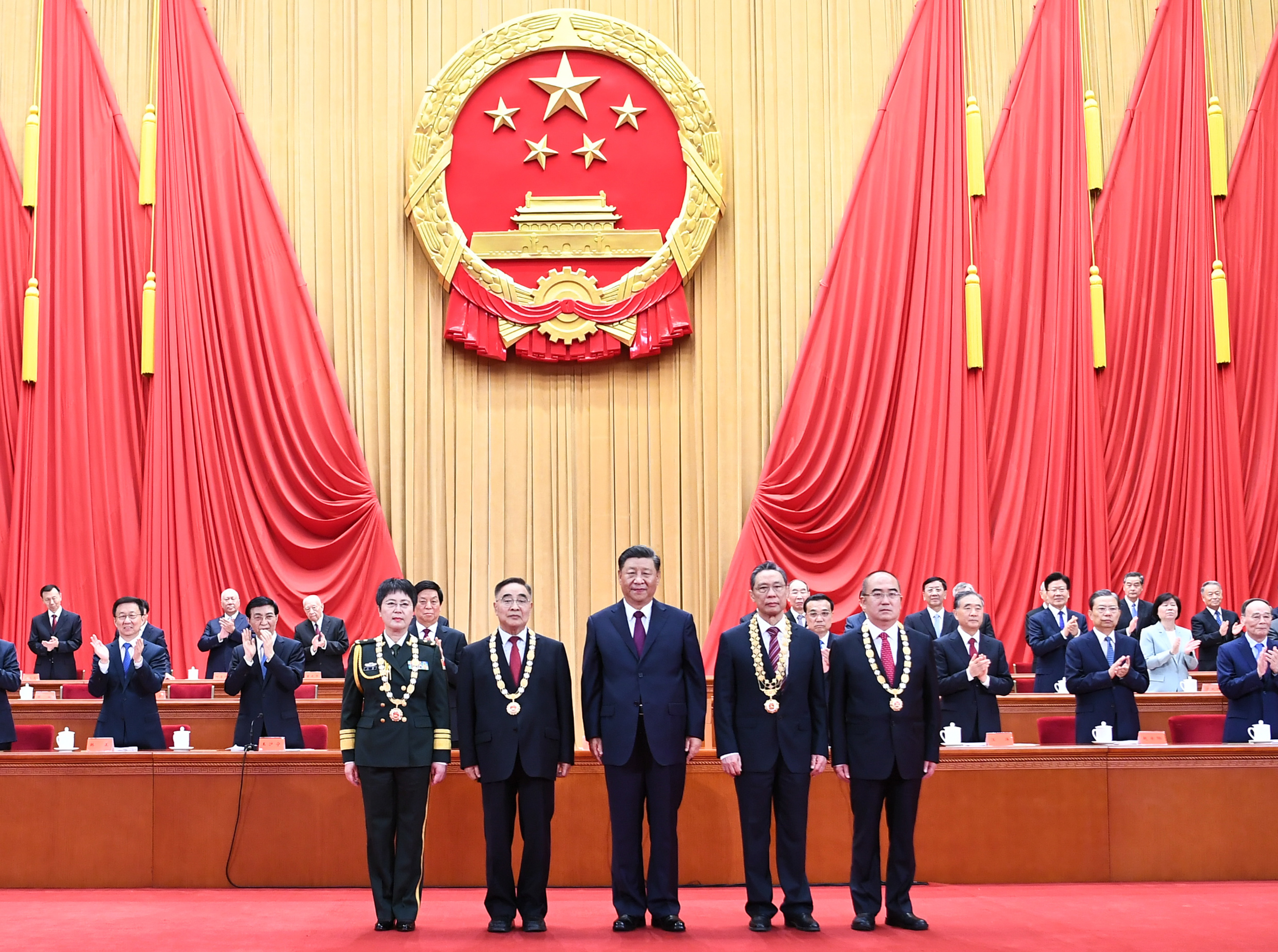 2020年9月8日，习近平向“共和国勋章”获得者钟南山，“人民英雄”国家荣誉称号获得者张伯礼、张定宇、陈薇颁授勋章奖章