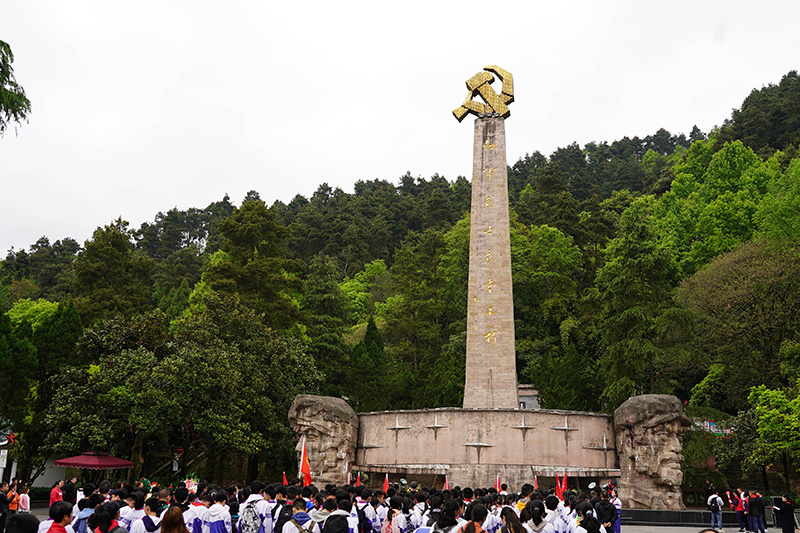 2021年4月9日，人们在贵州遵义红军烈士陵园内缅怀先烈。