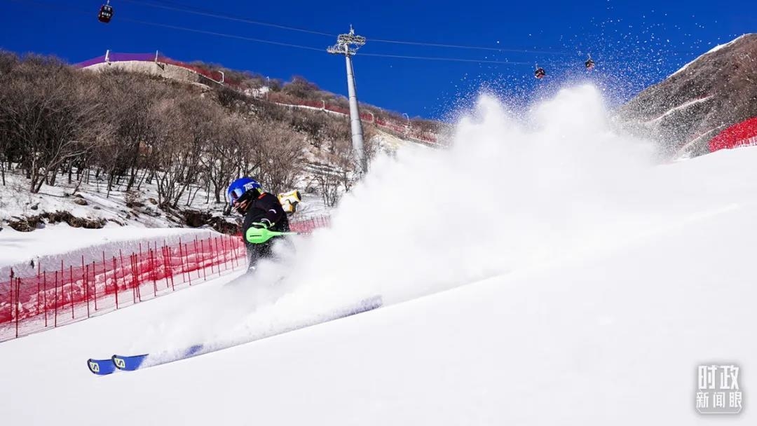 高山滑雪运动瞬间。（总台国广记者李晋拍摄）