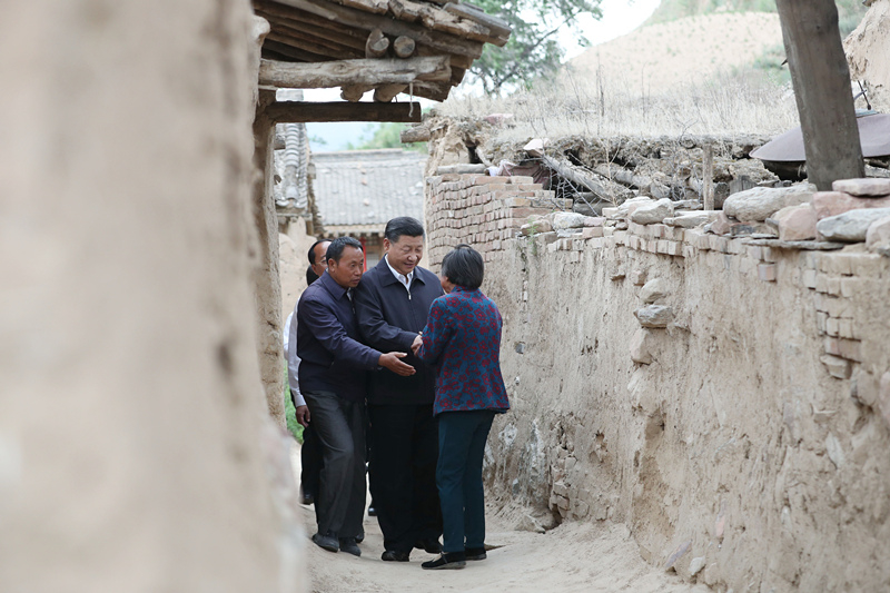 2017年6月21日，习近平在山西省忻州市岢岚县赵家洼村看望特困户王三女一家。