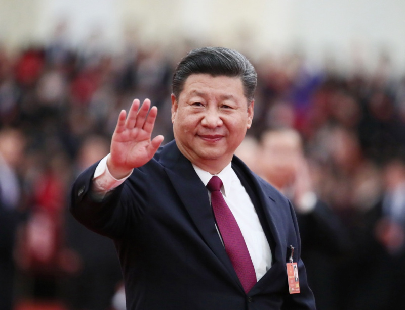 2018年3月20日，第十三届全国人民代表大会第一次会议在北京人民大会堂闭幕。这是习近平向代表挥手致意。