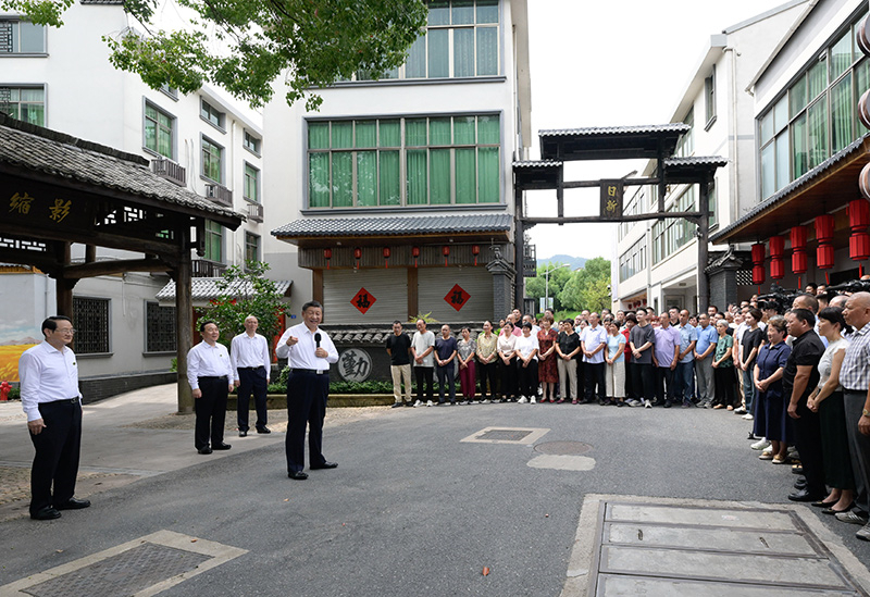 2023年9月20日，习近平在浙江省金华市义乌市后宅街道李祖村考察时，同群众亲切交流。