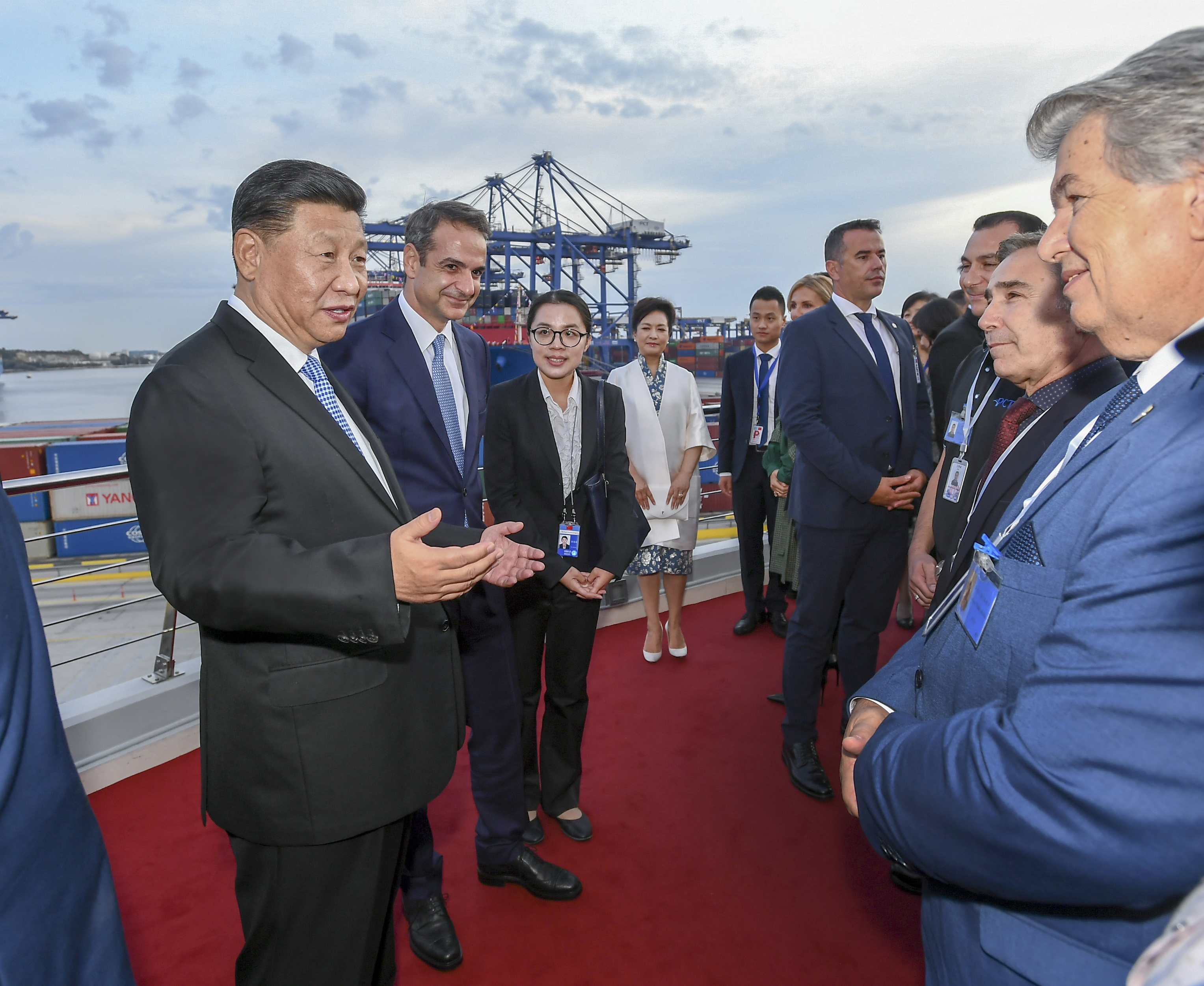 2019年11月11日，习近平主席和夫人彭丽媛在希腊总理米佐塔基斯夫妇陪同下，共同参观中远海运比雷埃夫斯港项目。这是习近平主席与当地员工代表亲切交谈，询问他们的工作和生活情况。